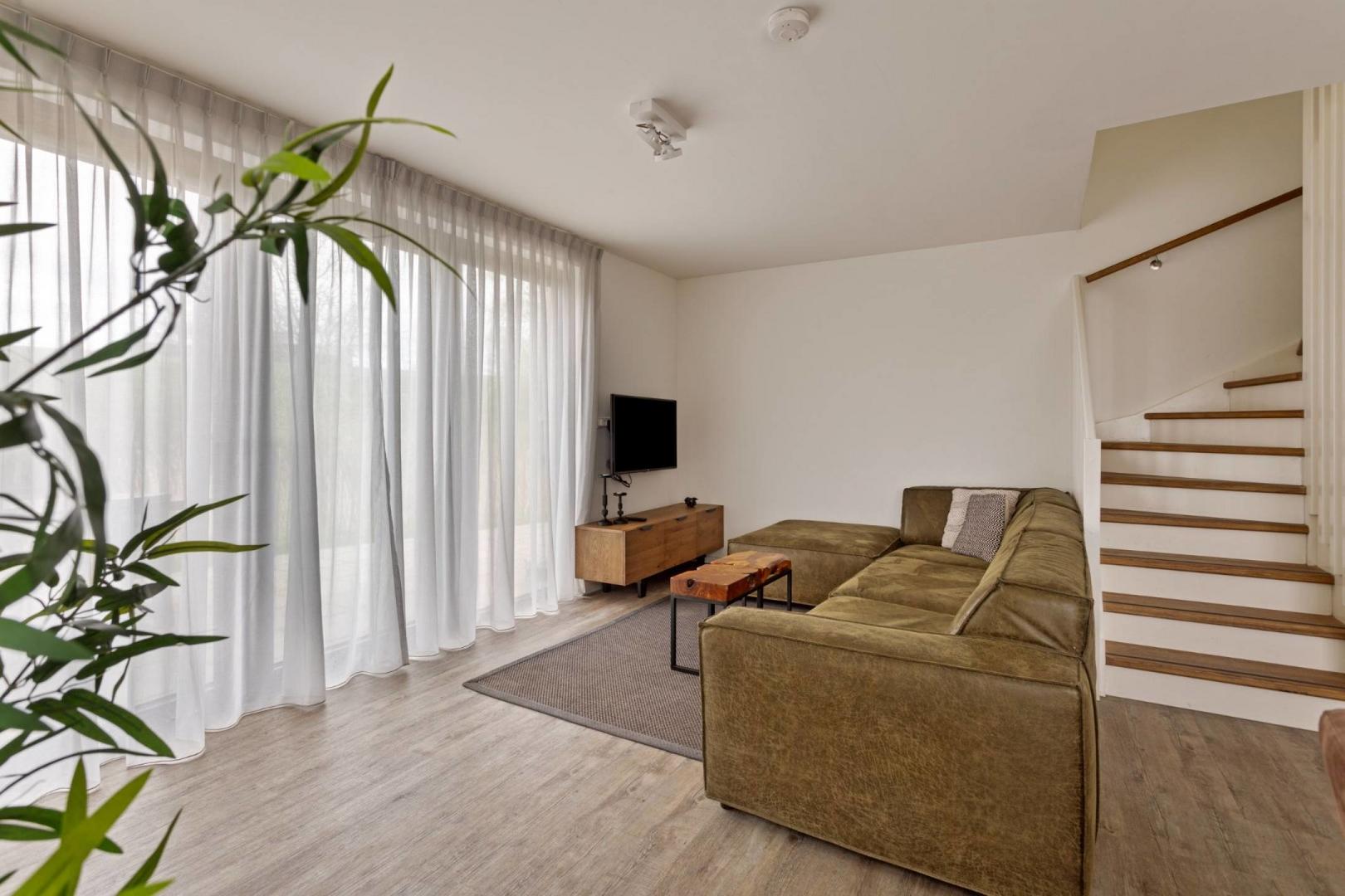 kaufen-freistehendes-ferienhaus-wolphaartsdijk-wohnzimmer-sitzecke-treppe-recreatieadviseurs-vakantiehuistekoop-nl.jpg