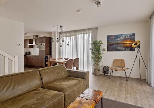 kaufen-freistehendes-ferienhaus-wolphaartsdijk-wohnzimmer-interieur-weinschrank-recreatieadviseurs-vakantiehuistekoop-nl.jpg
