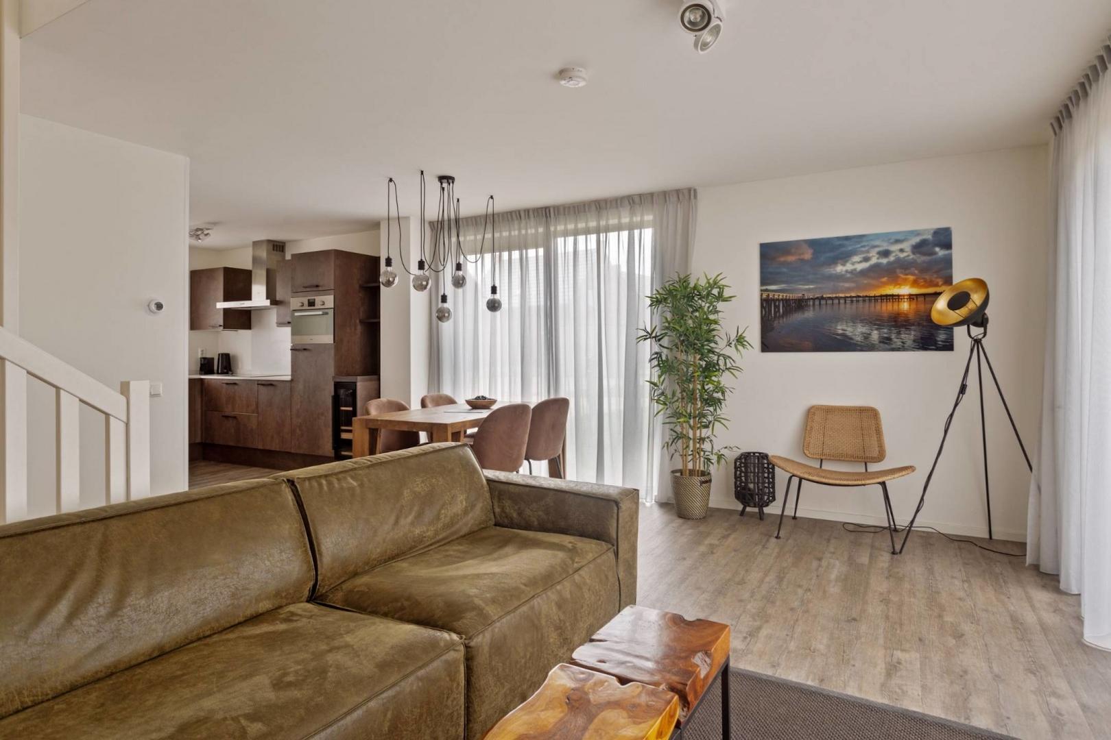 kaufen-freistehendes-ferienhaus-wolphaartsdijk-wohnzimmer-interieur-weinschrank-recreatieadviseurs-vakantiehuistekoop-nl.jpg