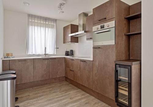 kaufen-freistehendes-ferienhaus-wolphaartsdijk-kuche-weinschrank-recreatieadviseurs-vakantiehuistekoop-nl.jpg