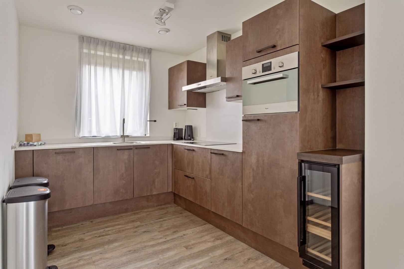 kaufen-freistehendes-ferienhaus-wolphaartsdijk-kuche-weinschrank-recreatieadviseurs-vakantiehuistekoop-nl.jpg