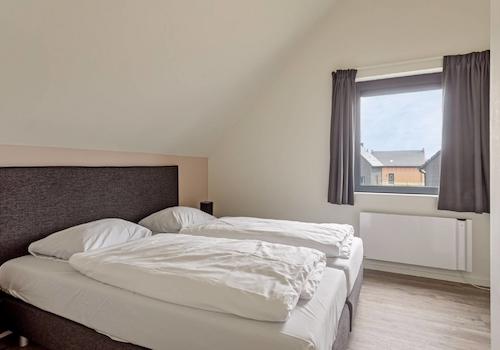 kaufen-freistehendes-ferienhaus-wolphaartsdijk-schlafzimmer1-boxspring-recreatieadviseurs-vakantiehuistekoop-nl.jpg