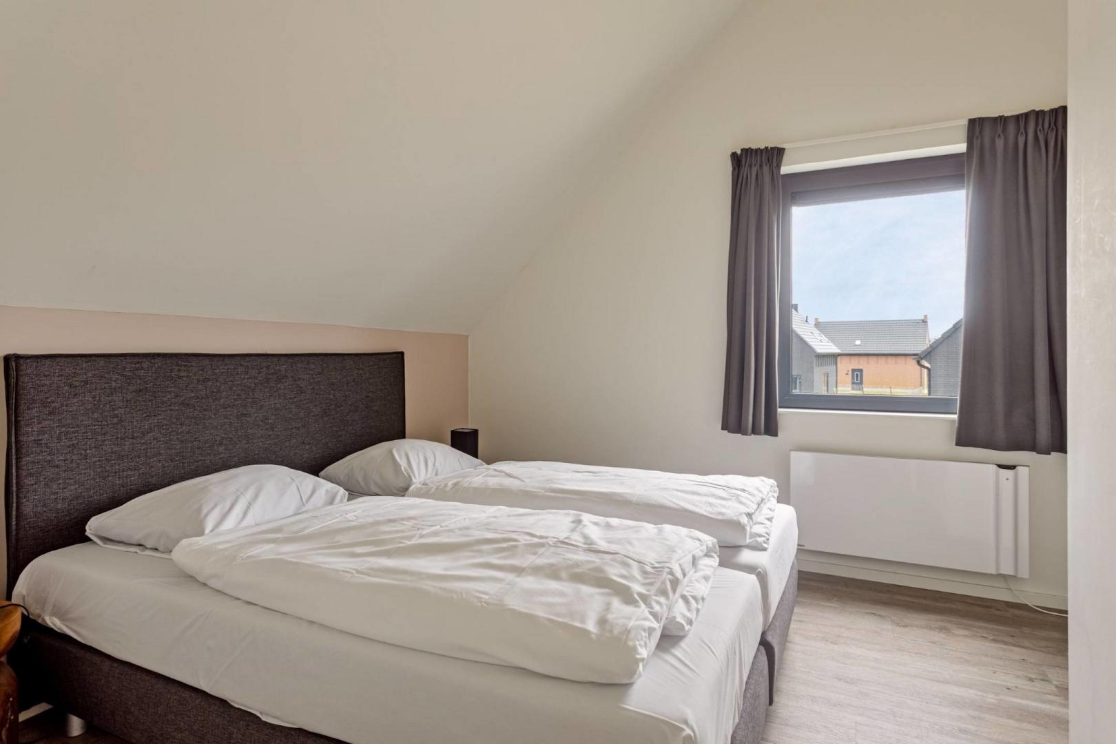 kaufen-freistehendes-ferienhaus-wolphaartsdijk-schlafzimmer1-boxspring-recreatieadviseurs-vakantiehuistekoop-nl.jpg