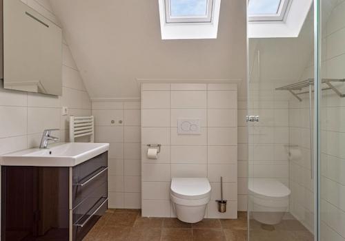 kaufen-freistehendes-ferienhaus-wolphaartsdijk-badezimmer-sauna-recreatieadviseurs-vakantiehuistekoop-nl.jpg