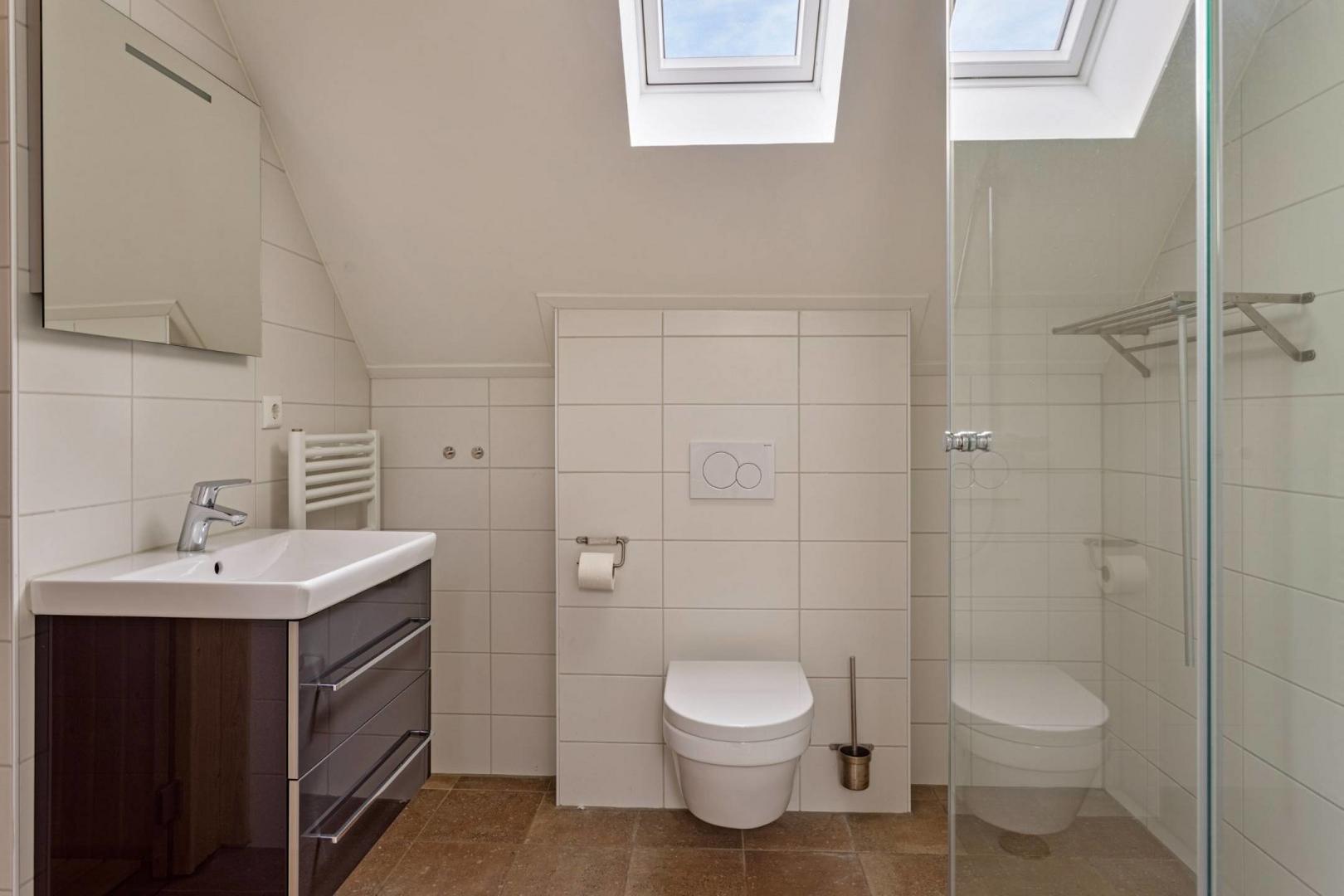kaufen-freistehendes-ferienhaus-wolphaartsdijk-badezimmer-sauna-recreatieadviseurs-vakantiehuistekoop-nl.jpg