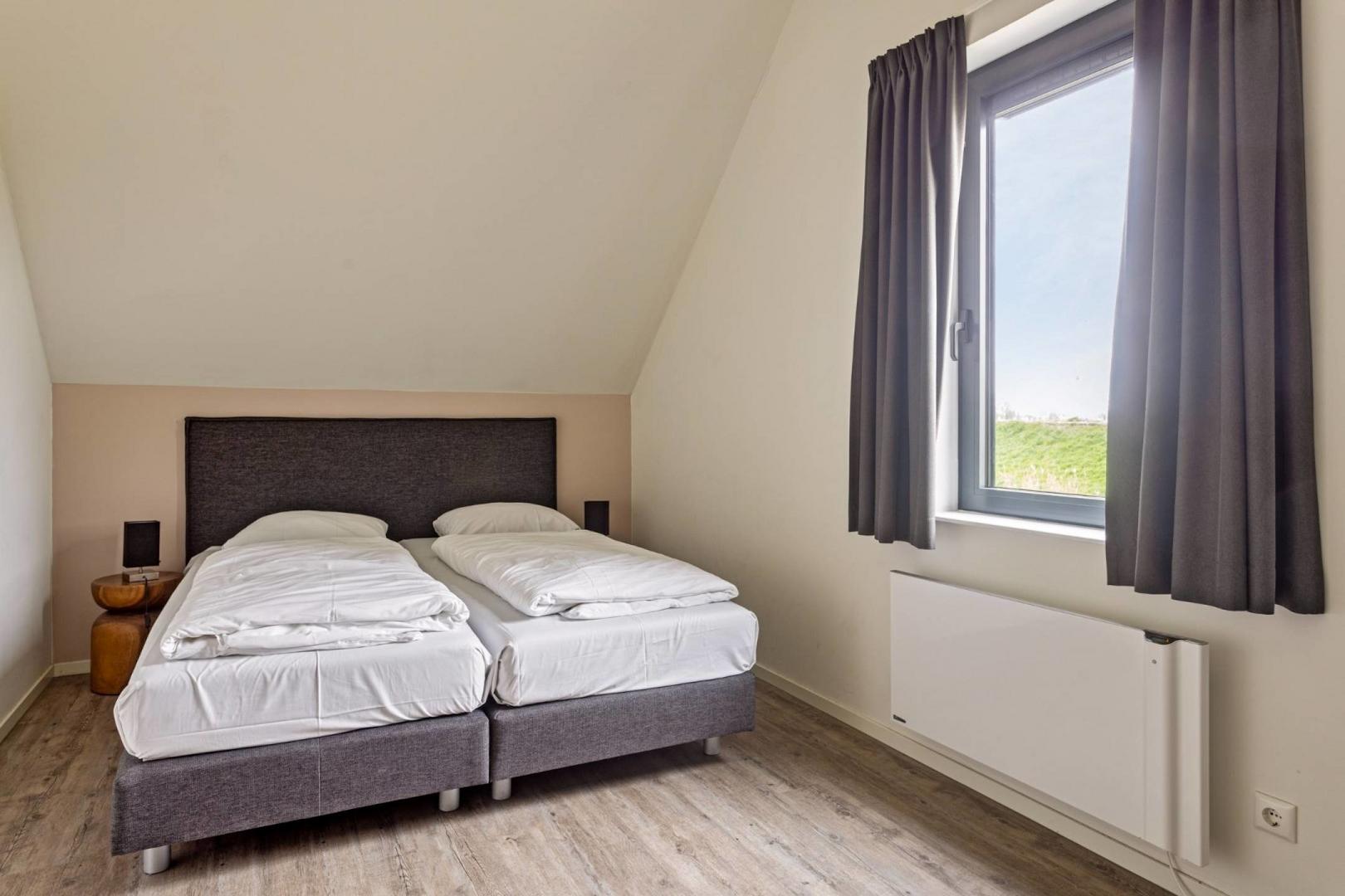 kaufen-freistehendes-ferienhaus-wolphaartsdijk-schlafzimmer2-boxspring-recreatieadviseurs-vakantiehuistekoop-nl.jpg