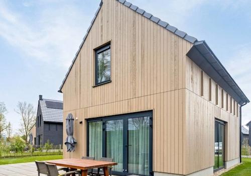 kaufen-freistehendes-ferienhaus-wolphaartsdijk-rueckseite-terrasse-gartenmoebel-recreatieadviseurs-vakantiehuistekoop-nl.jpg