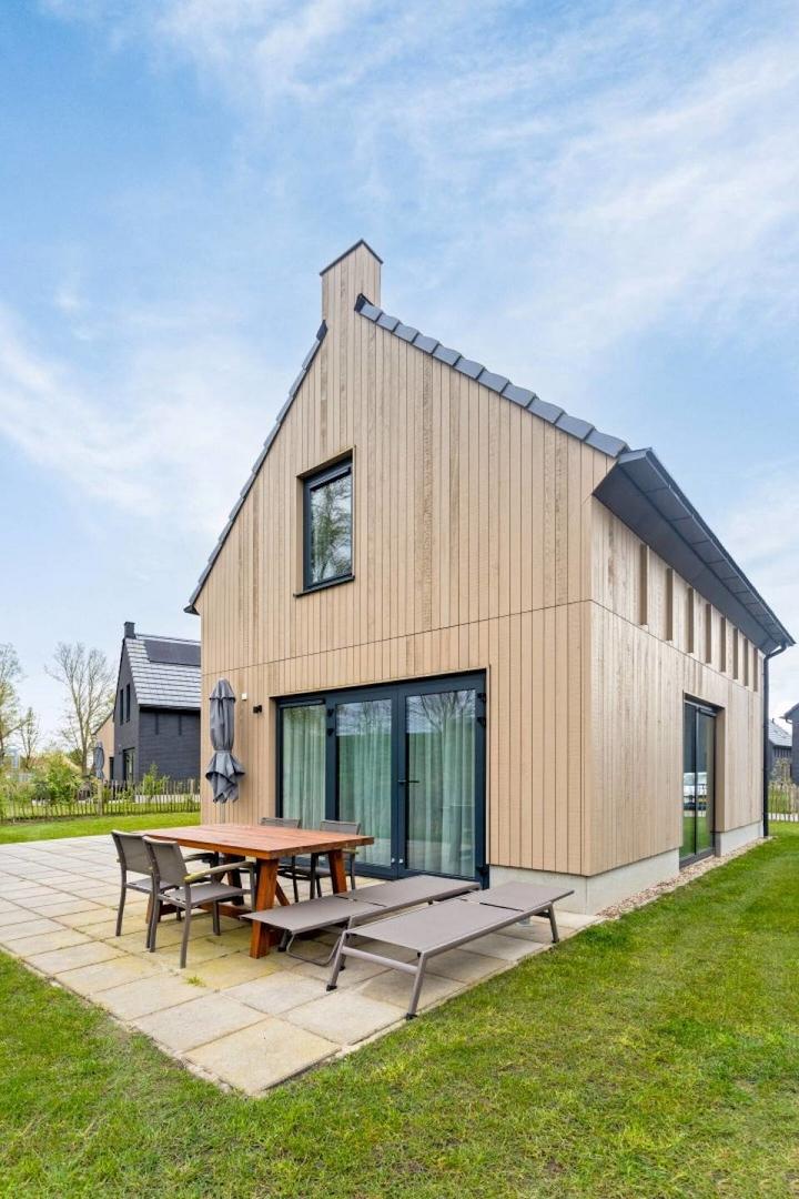 kaufen-freistehendes-ferienhaus-wolphaartsdijk-rueckseite-terrasse-gartenmoebel-recreatieadviseurs-vakantiehuistekoop-nl.jpg