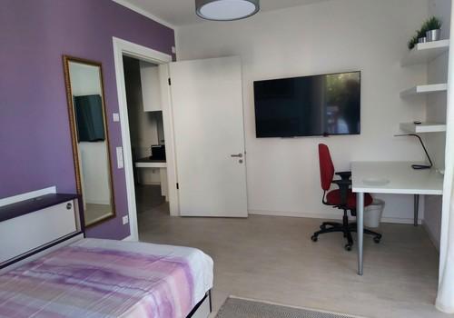 Zimmer mit Arbeitsecke