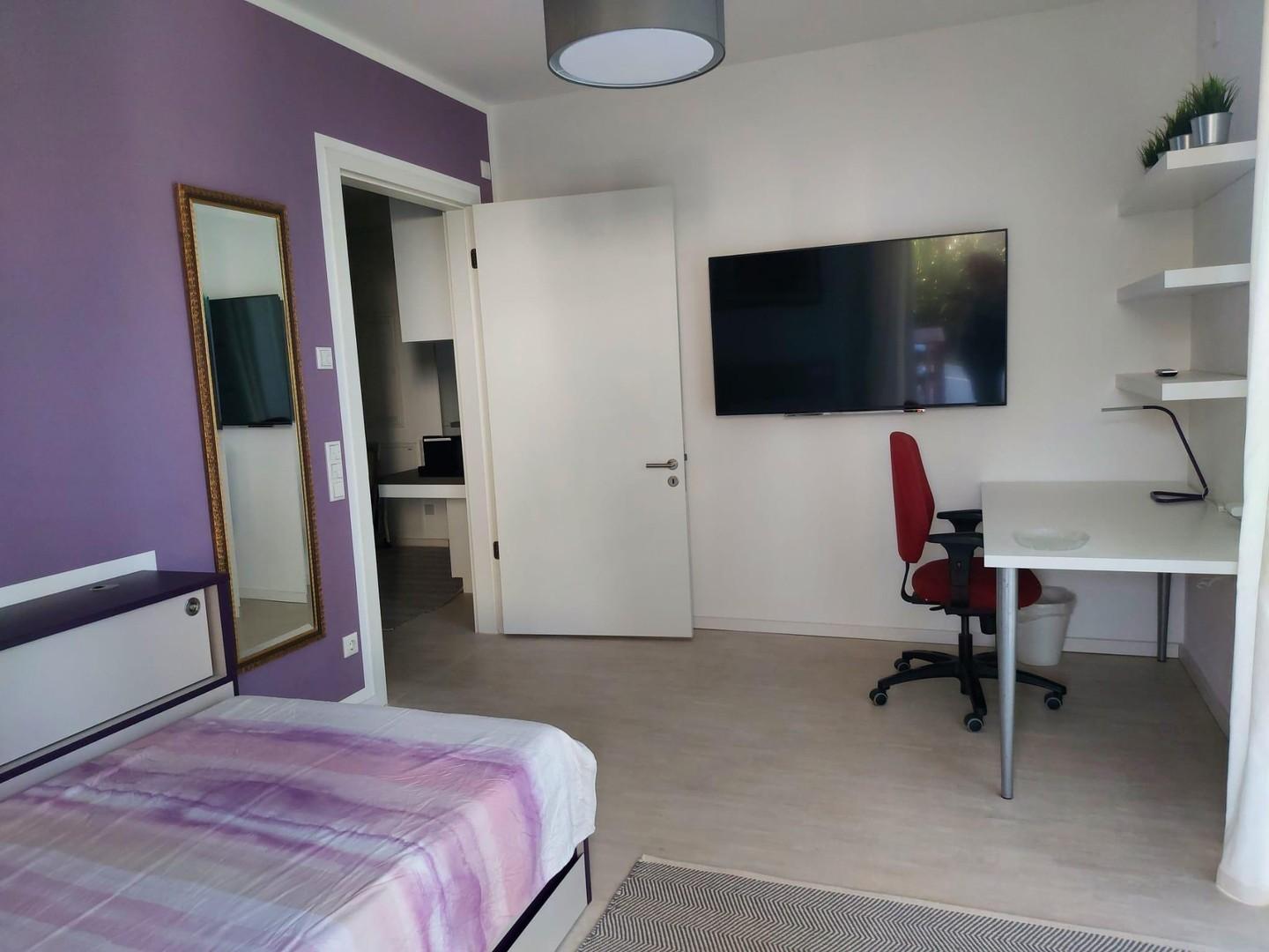 Zimmer mit Arbeitsecke