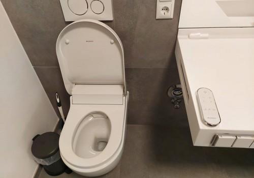 Toilette mit Intime Dusche 