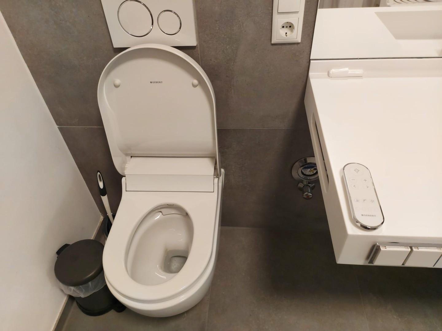 Toilette mit Intime Dusche 