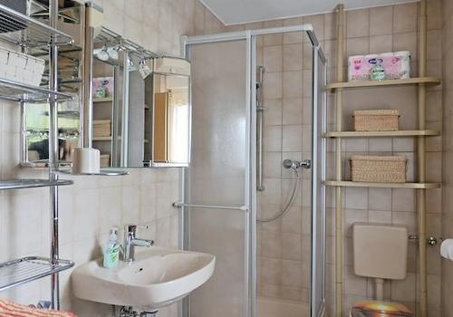 Dusche im Bad