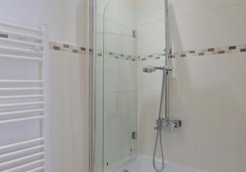 Wanne mit Duschabtrennung