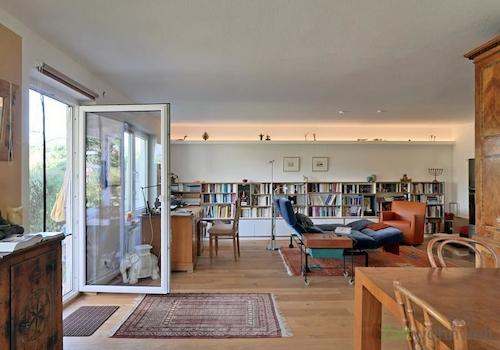 Blick zur riesigen Bücherwand