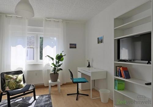 Blick zu Schreibtisch und TV