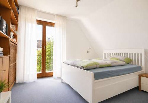 Schlafzimmer/ Angrenzende Ankleide mit Balkonzugang