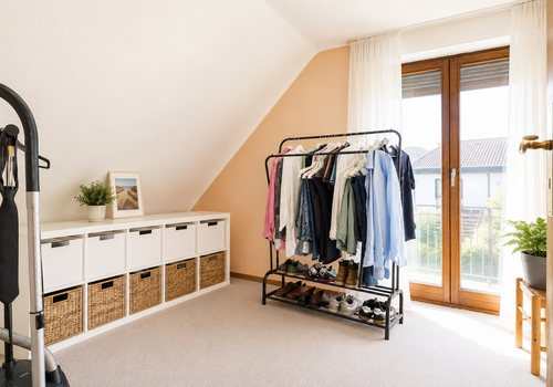 Arbeitszimmer mit Balkonzugang