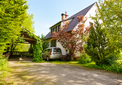 Carport und Stellplatz