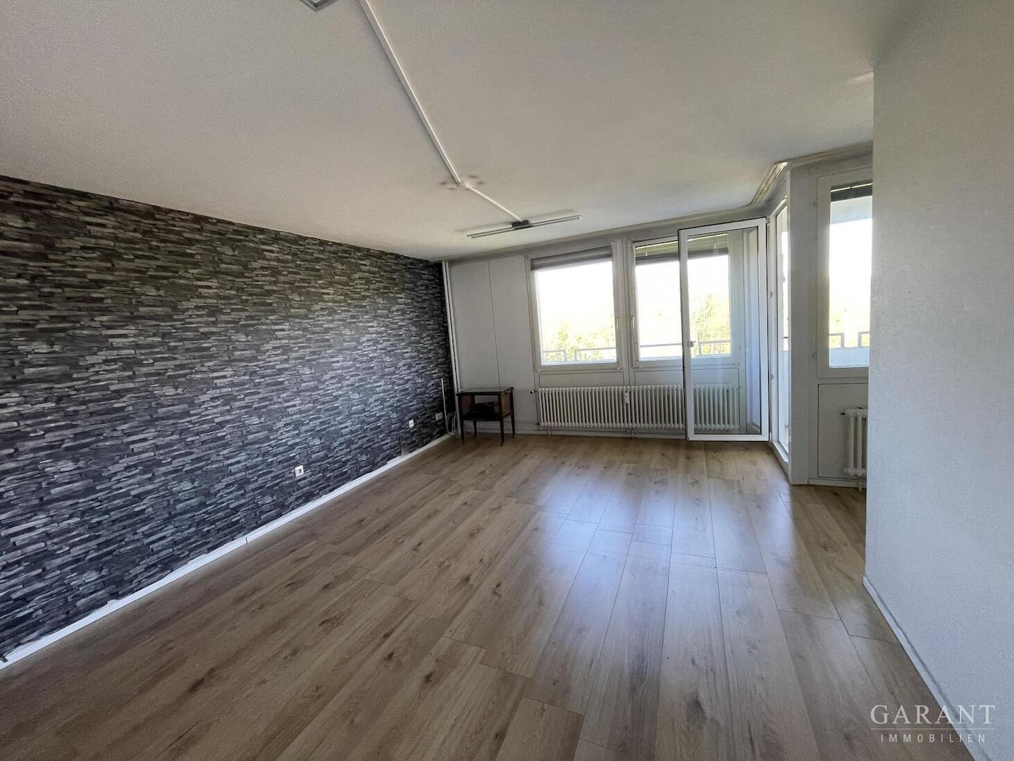 großzügiges Wohnzimmer