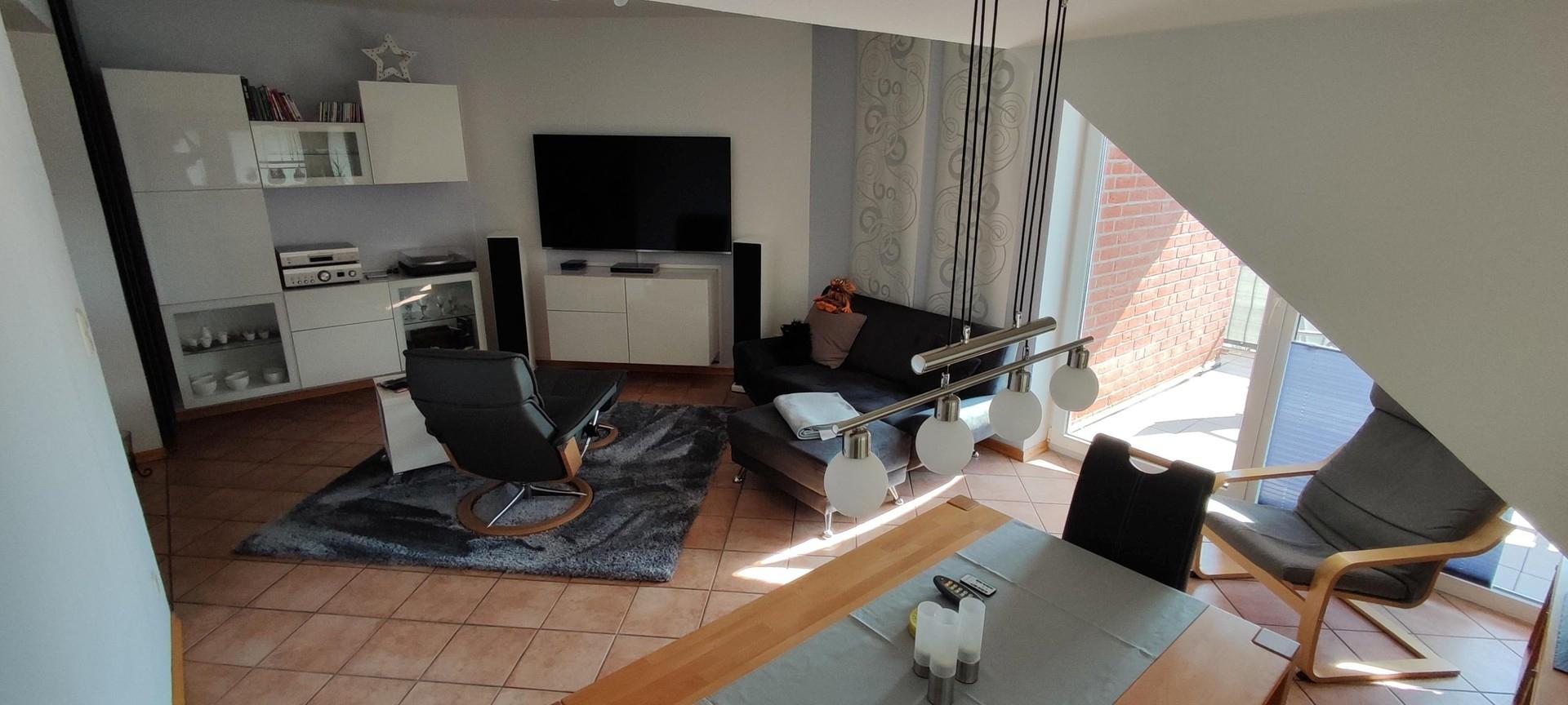 Wohnzimmer und Esstisch