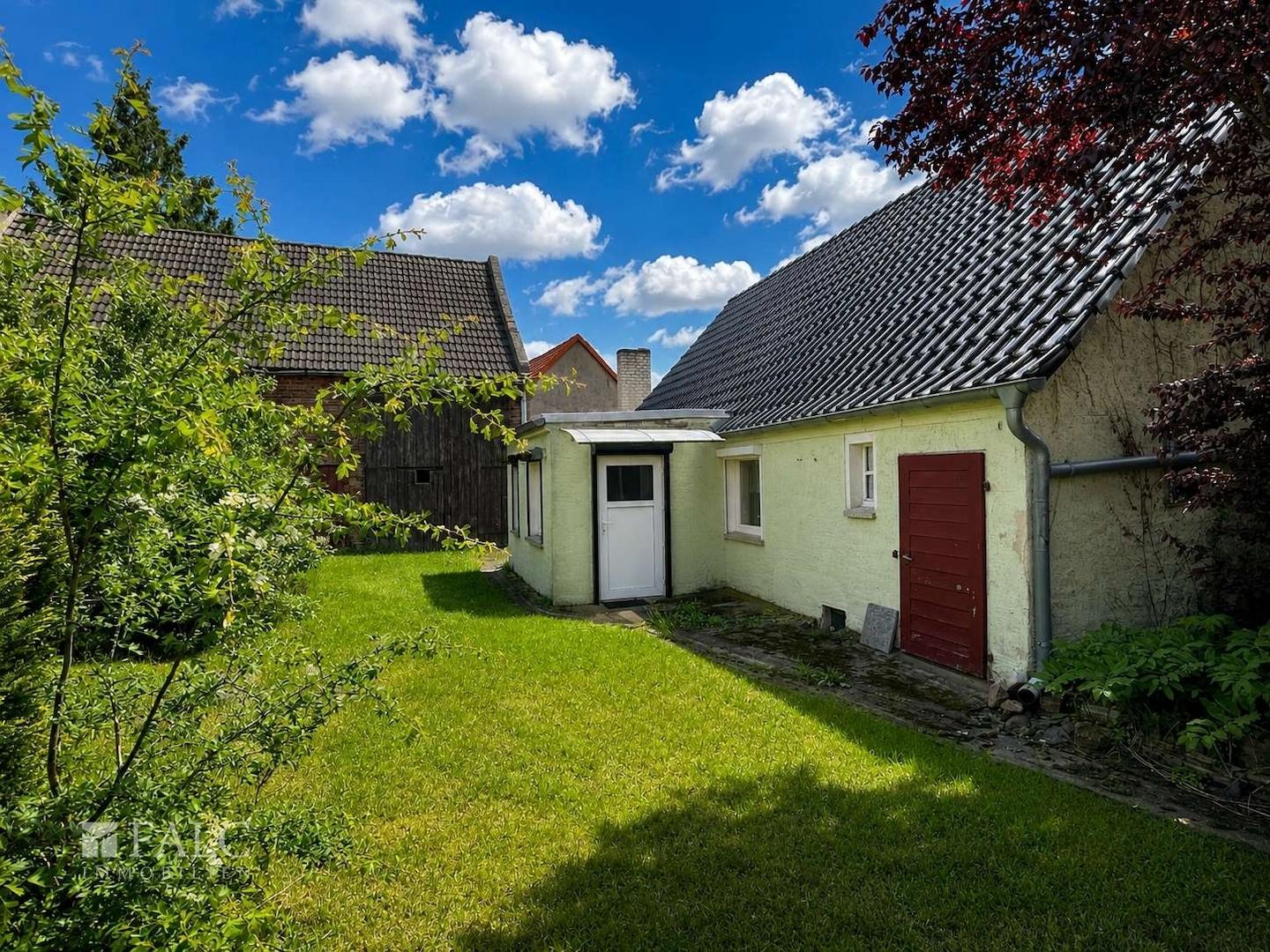 Rückwärtiger Hof- und Gartenbereich mit Blick auf Wohnhaus und Scheune