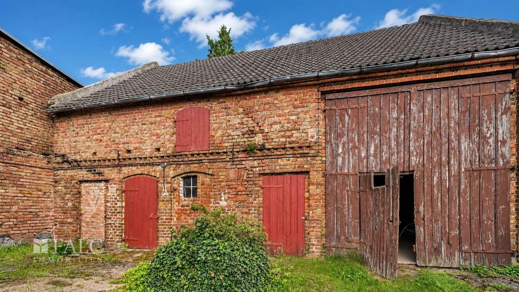 Historische Backsteinscheune mit charaktervollen Holztoren