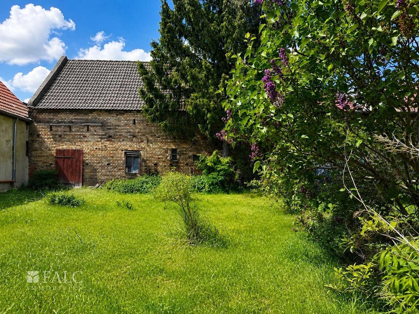 Rückwärtiger Gartenbereich mit Blick auf die Scheune
