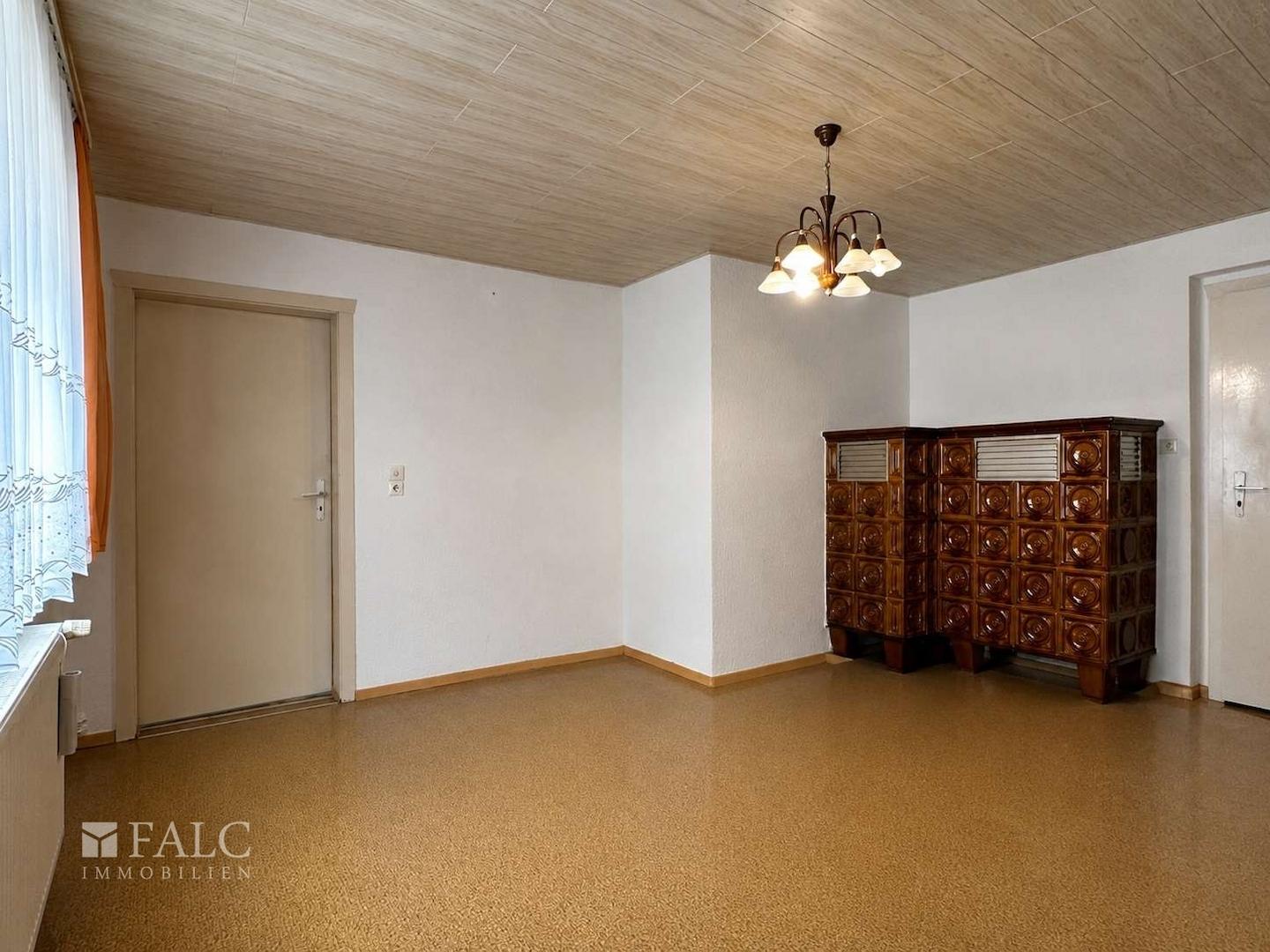 Wohnzimmer mit charaktervollem Kachelofen