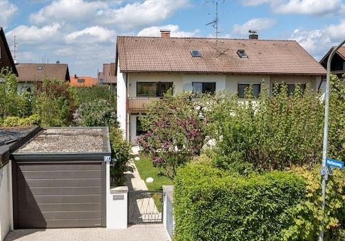 Zugang zum Haus mit Garage
