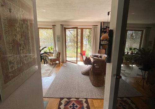 Blick vom Gang ins Wohnzimmer