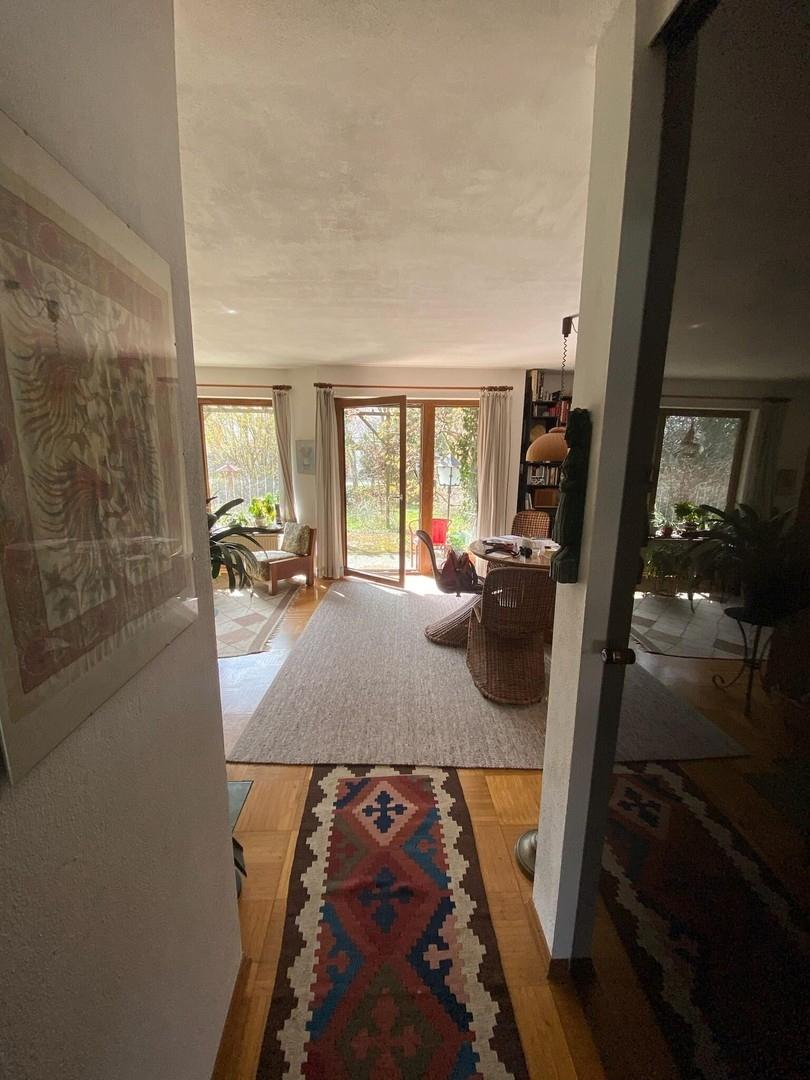 Blick vom Gang ins Wohnzimmer