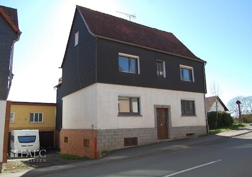 Hausansicht mit Hofeinfahrt
