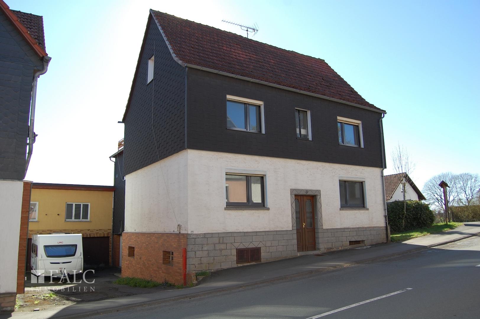 Hausansicht mit Hofeinfahrt
