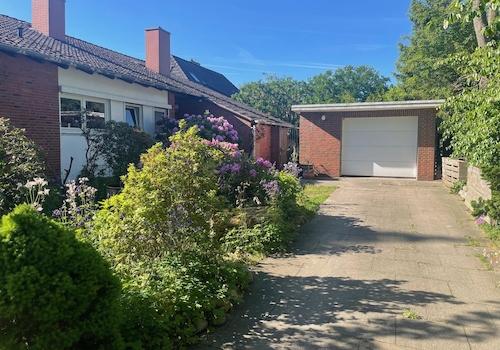 Einfahrt und Garage