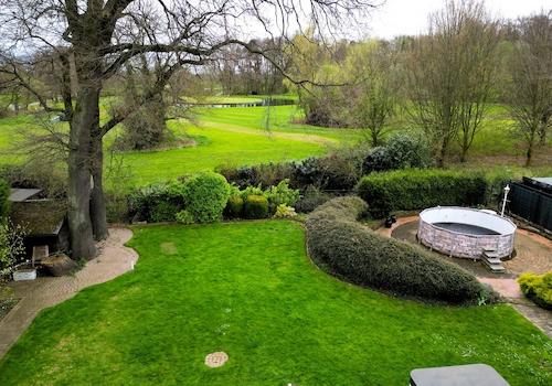 Blick in Garten und Golfplatz