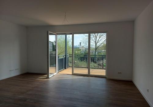Wohnzimmer mit Balkon