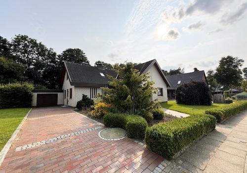 Haus von vorne Garagenauffahrt