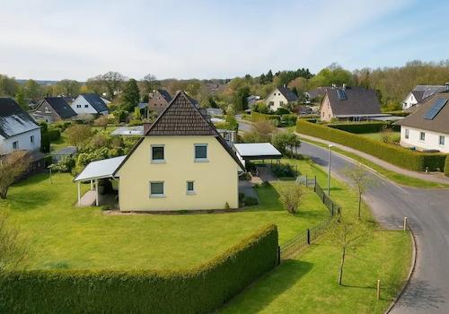 Drohnenaufnahme EFH mit großzügigem Grundstück