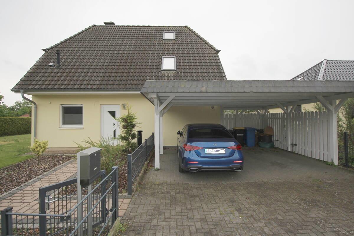 Eingangsbereich EFH mit Doppelcarport