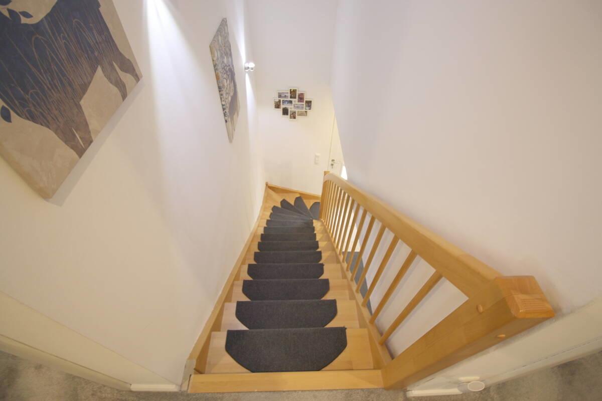 Wertige Holztreppe OG ins EG