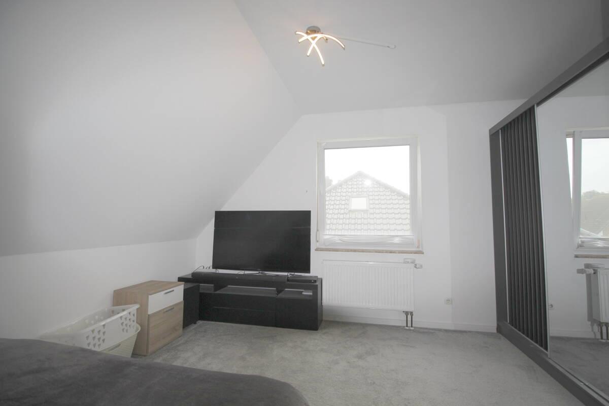 Eltern-Schlafzimmer mit TV u. Kleiderschrank OG