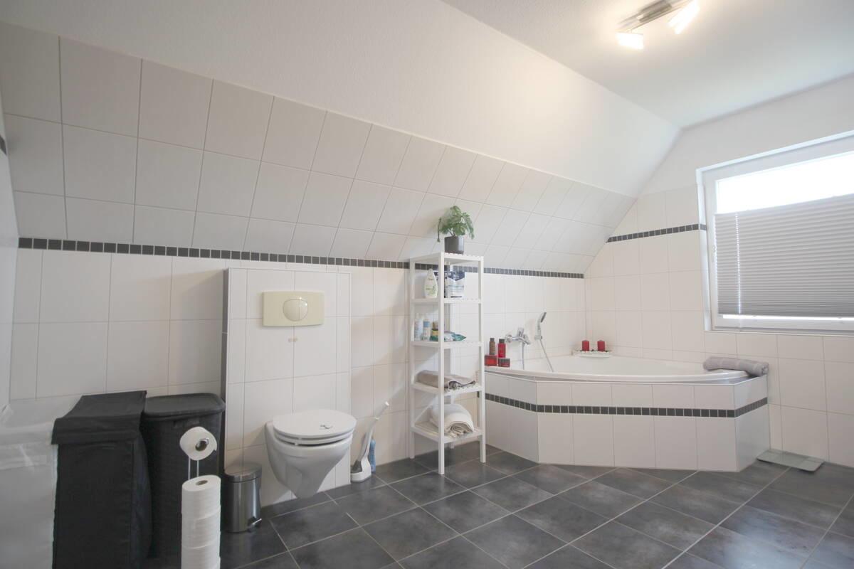 Geräumiges Hauptbad mit Wanne u. Dusche OG