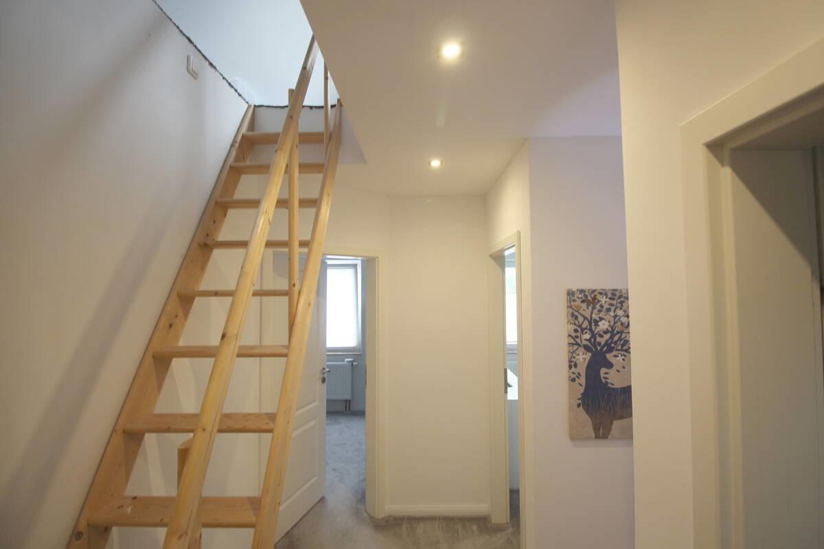 Platzsparende Holztreppe ins wohnliche DG