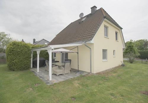 Modernes EFH mit Walmdachgiebel u. Terrasse