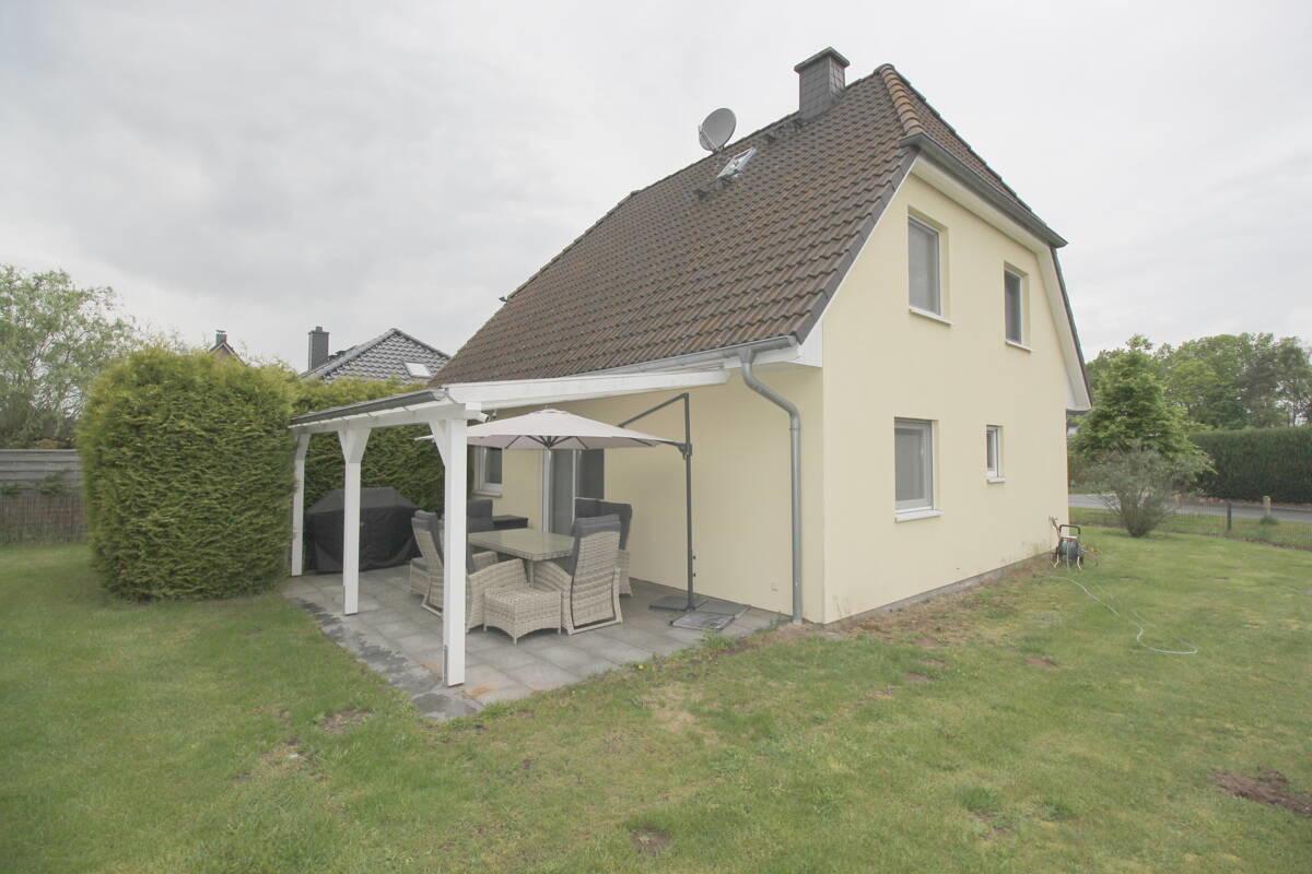 Modernes EFH mit Walmdachgiebel u. Terrasse