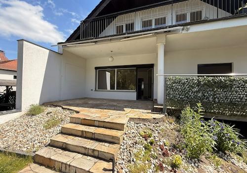 Stufen zur Terrasse am Haus