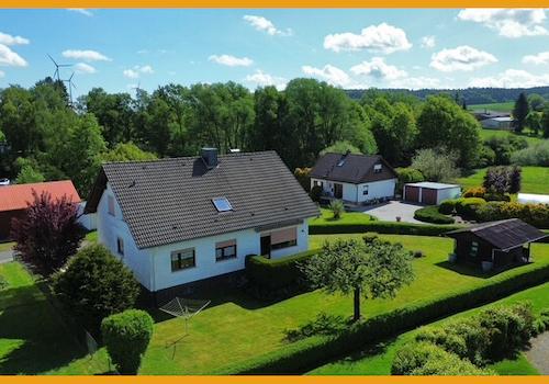 Blick über den gepflegten Garten