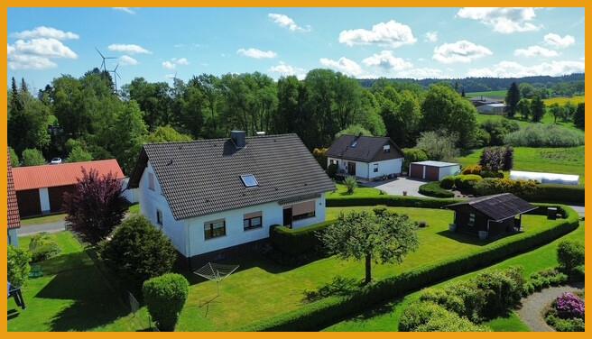 Blick über den gepflegten Garten
