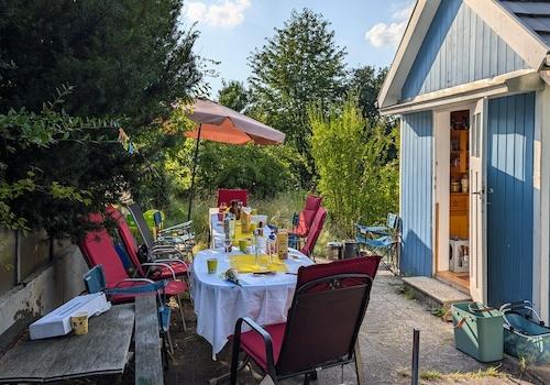 Sitzecke vor dem Gartenhaus